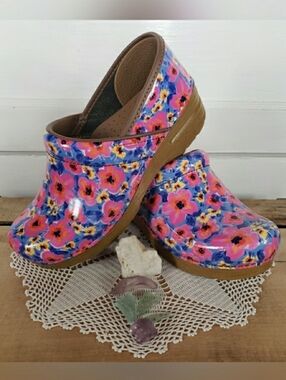 Floral Dansko Pro Clogs Patent Leather Glossy Blue Pink Honey Boho Cottage 38 40